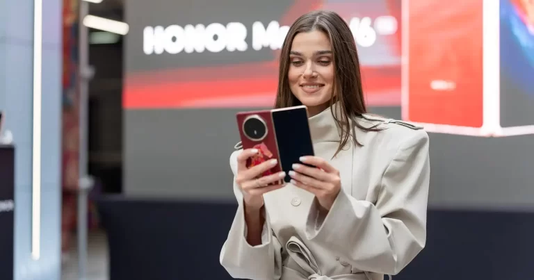 HONOR lansează în România noul smartphone pliabil HONOR Magic V6