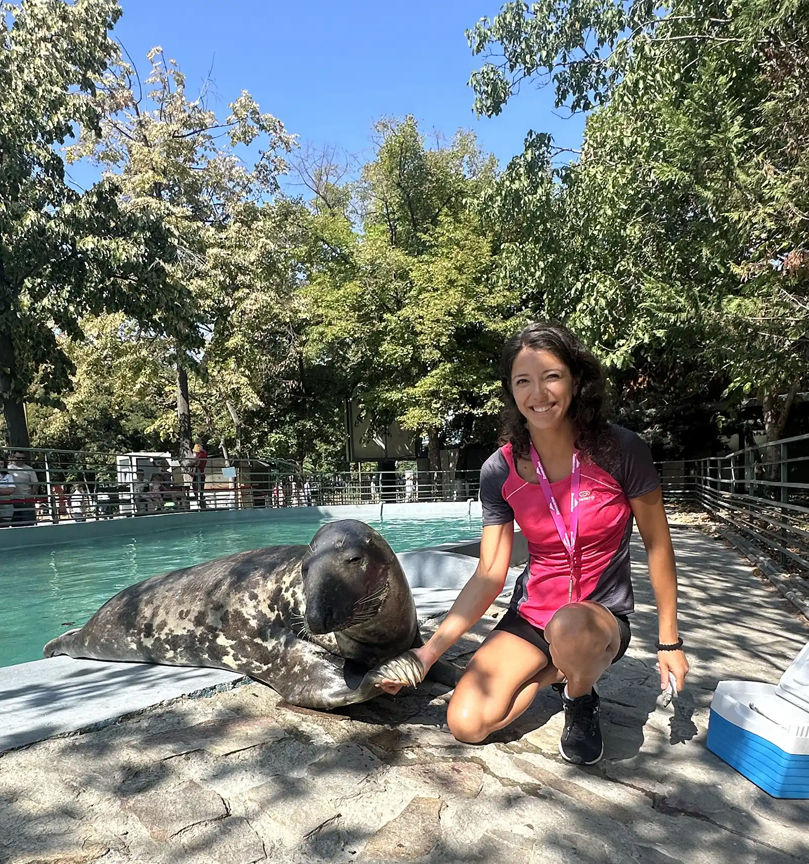 Monica Bogdan, antrenor de mamifere marine la Delfinariul din Constanța