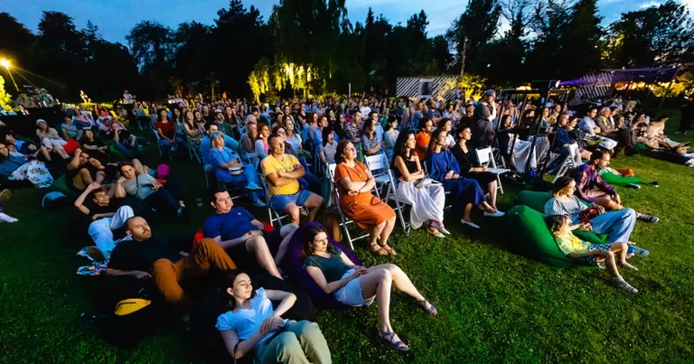 După avanpremiere-eveniment, „Hoinari prin Munți” pornește în caravana națională și ajunge în cinematografe din 11 septembrie