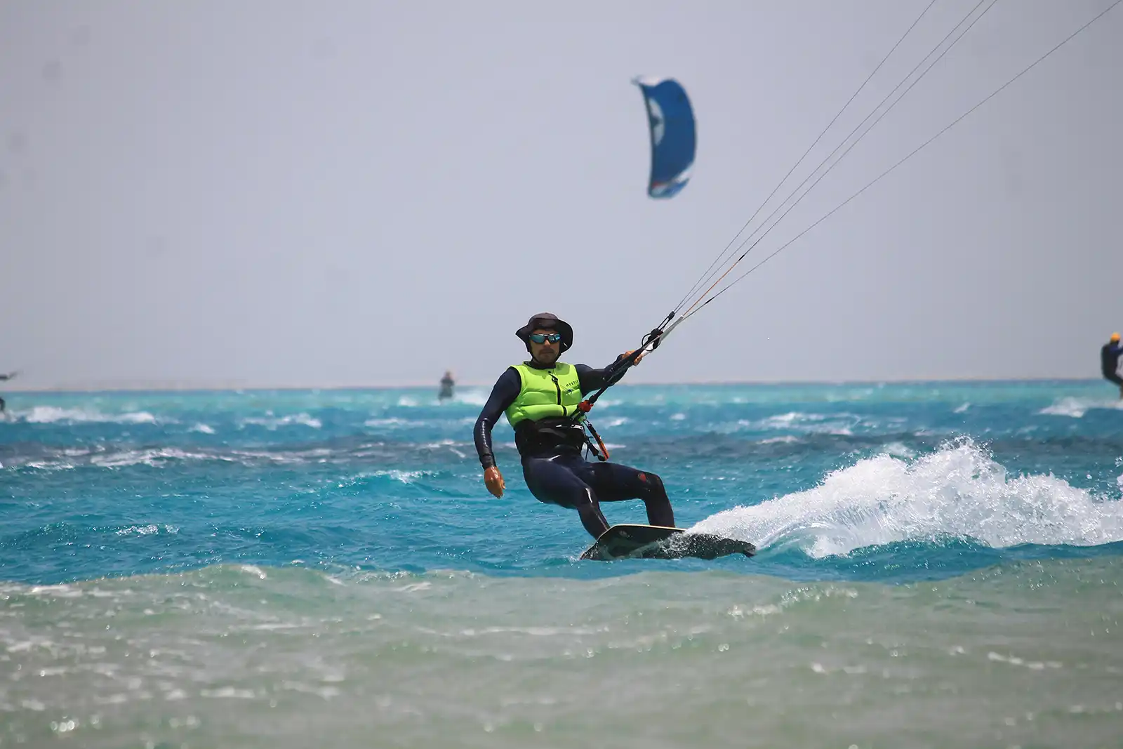De vorbă cu Dan Marcu, instructor kitesurfing: „Marea nu te iartă dacă nu o respecți”