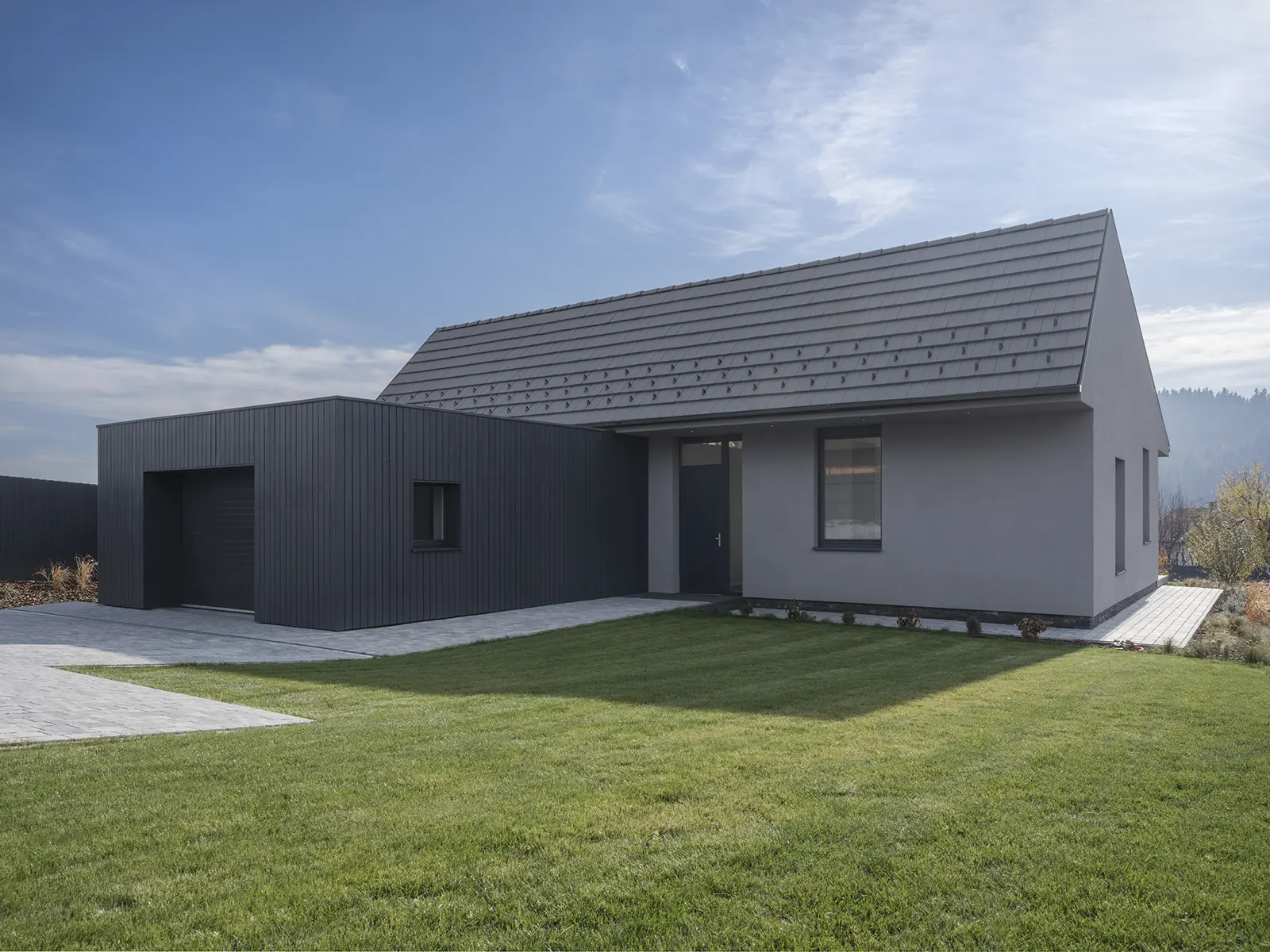 Arhitectura sustenabila - zona de intrare - Arhitectură curată integrată într-o zonă suburbană din apropierea orașului Miercurea-Ciuc