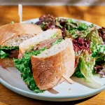 Sandwich cu „un twist”: locuri din Cluj unde gustul face diferența