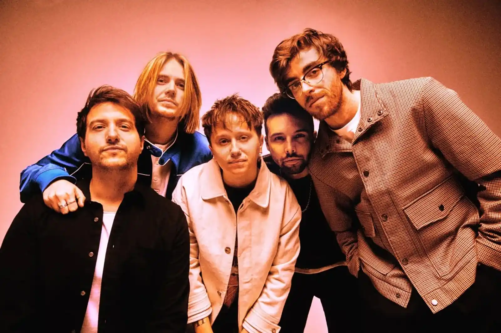 Nothing But Thieves poza de studio