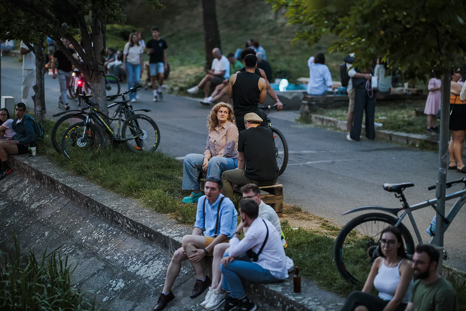 Oameni adunați pe malul Begăi din Timișoara, Timișoara literara