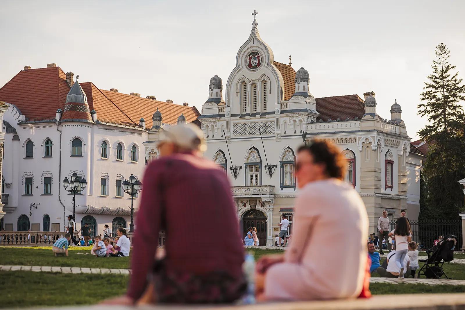 Piața Unirii, foto: Petru Cojocaru Piața Unirii din Timișoara, cu oameni relaxându-se în fața clădirilor istorice