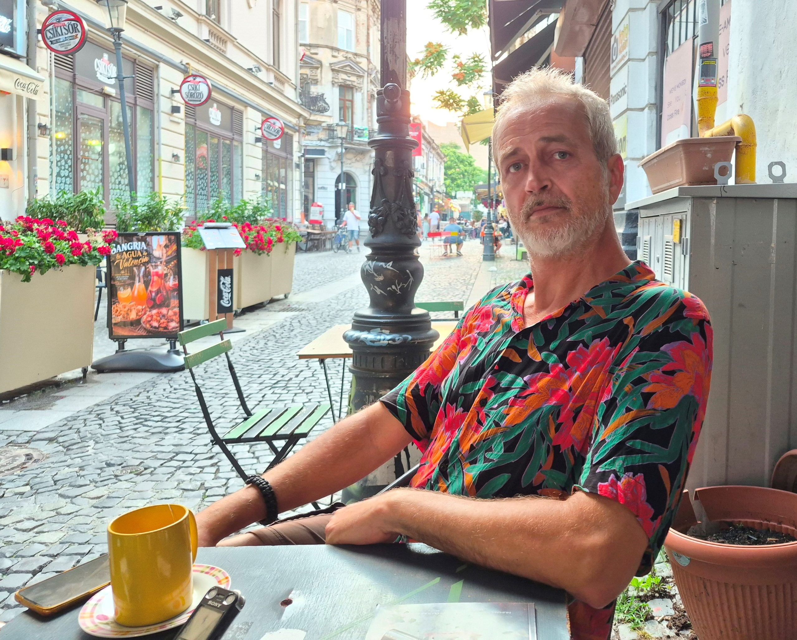 Vlad Gorneanu pe terasa barului sau din Bucuresti