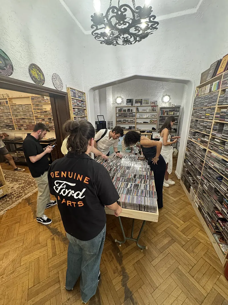 Pasionați de muzică răsfoind albume la Bazar de Muzică București