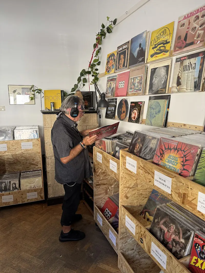 Discuri de vinil expuse în magazinul Bazar de Muzică București