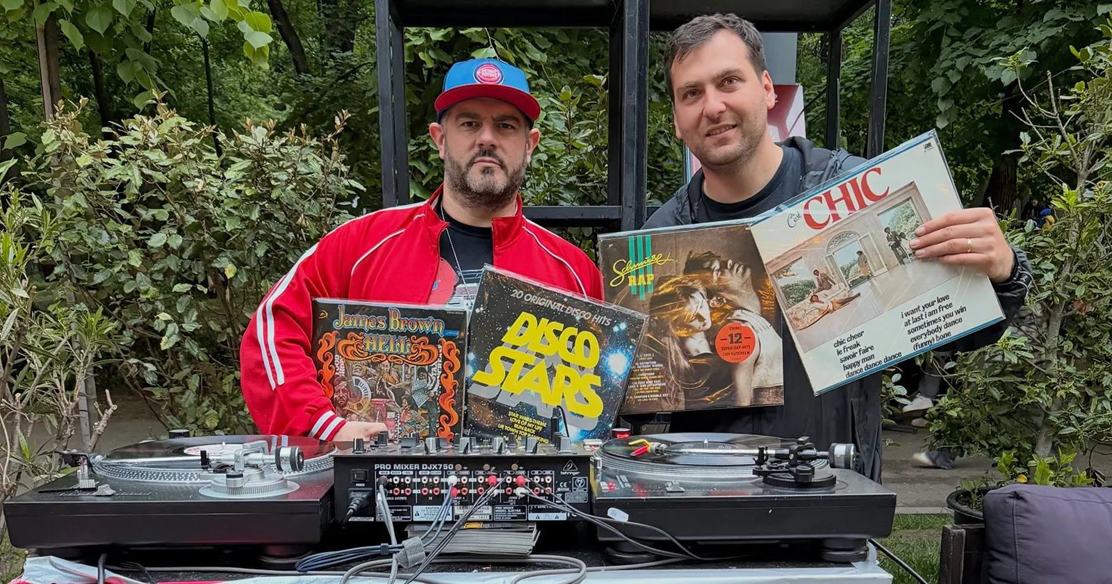 Vasile Constantin, fondatorul magazinului Bazar de Muzică din București stand cu dj