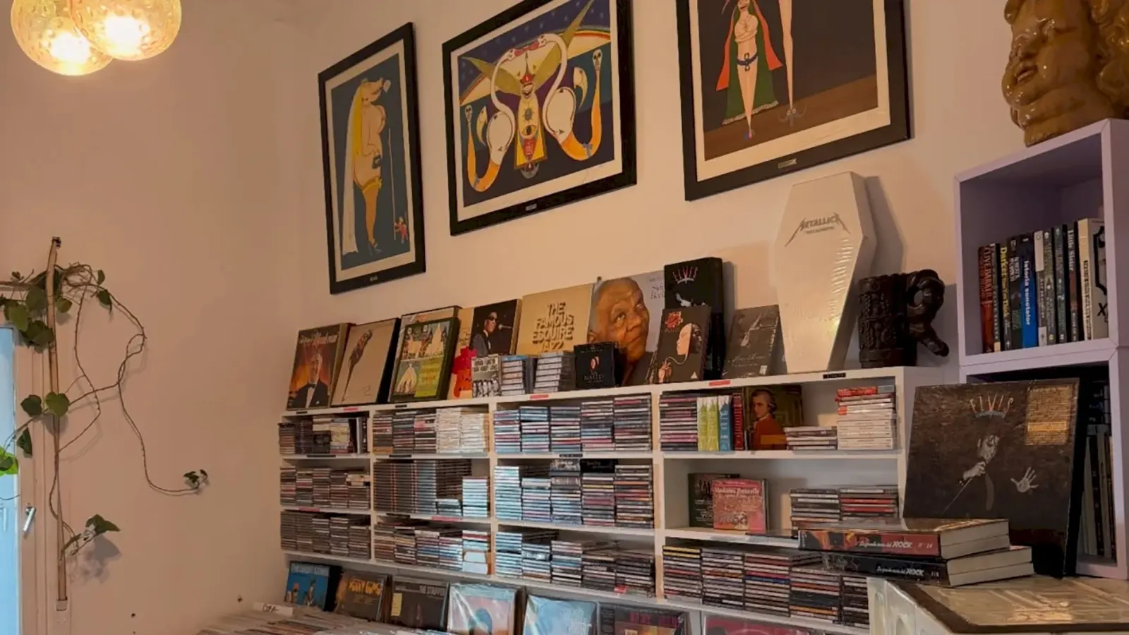 Interiorul magazinului Bazar de Muzică București, cu rafturi de viniluri, casete și CD-uri
