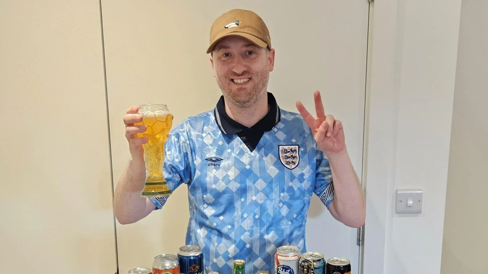 Gus Hully, fanul Angliei care a colecționat bere de la fiecare națiune participantă la Campionatul Mondial