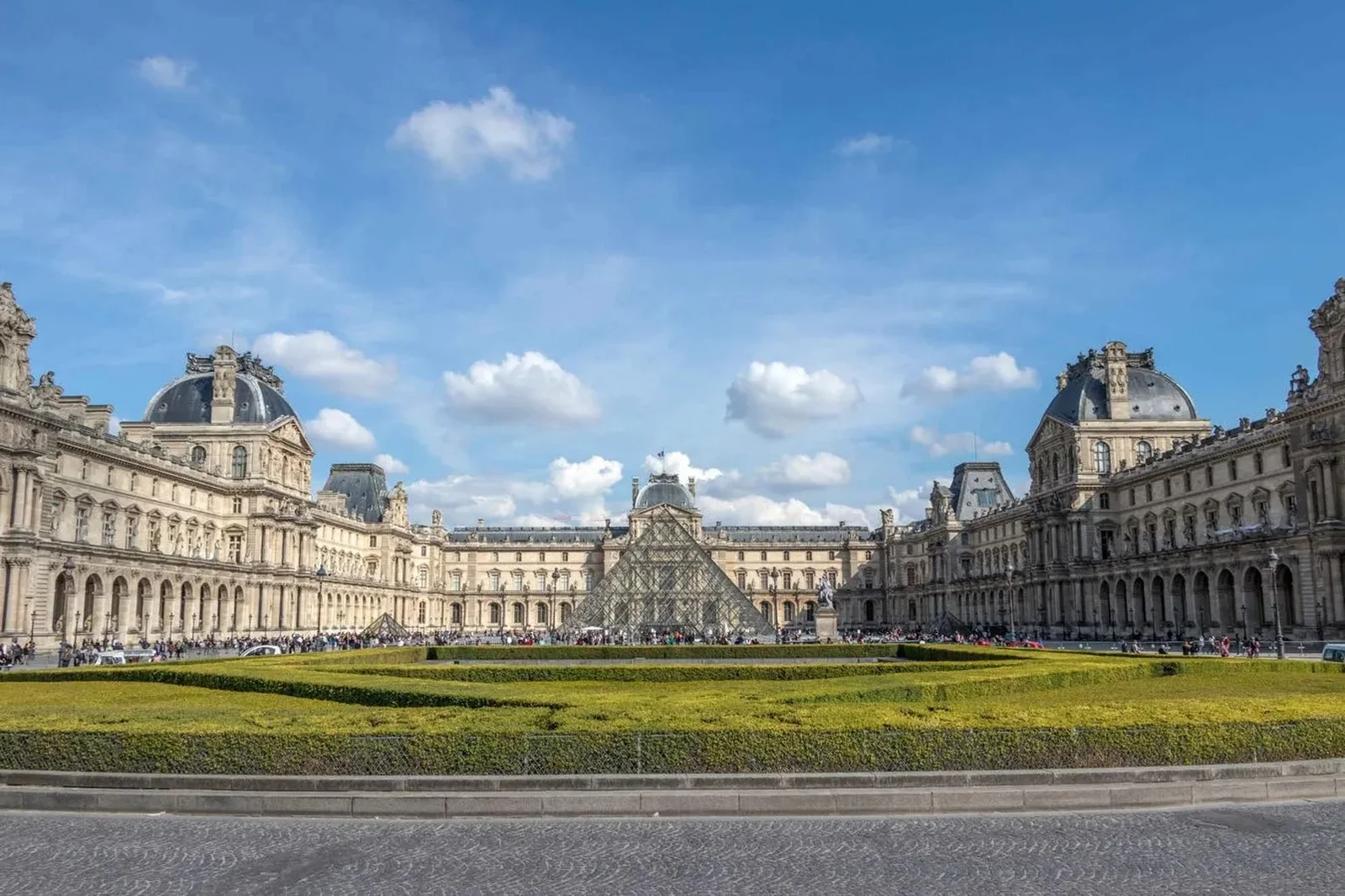 Muzeul Luvru curtea cu Napoléon Pyramide - city break paris 2026