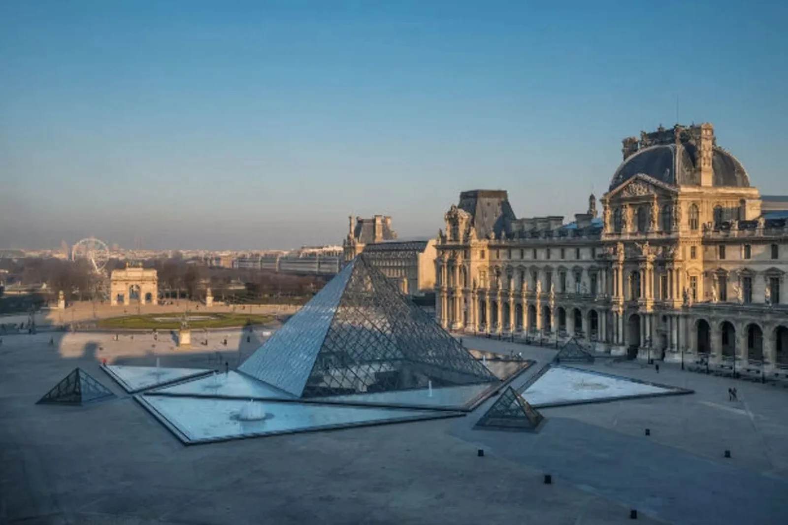 muzeul luvru alta perspectiva a curtii Napoléon Pyramide