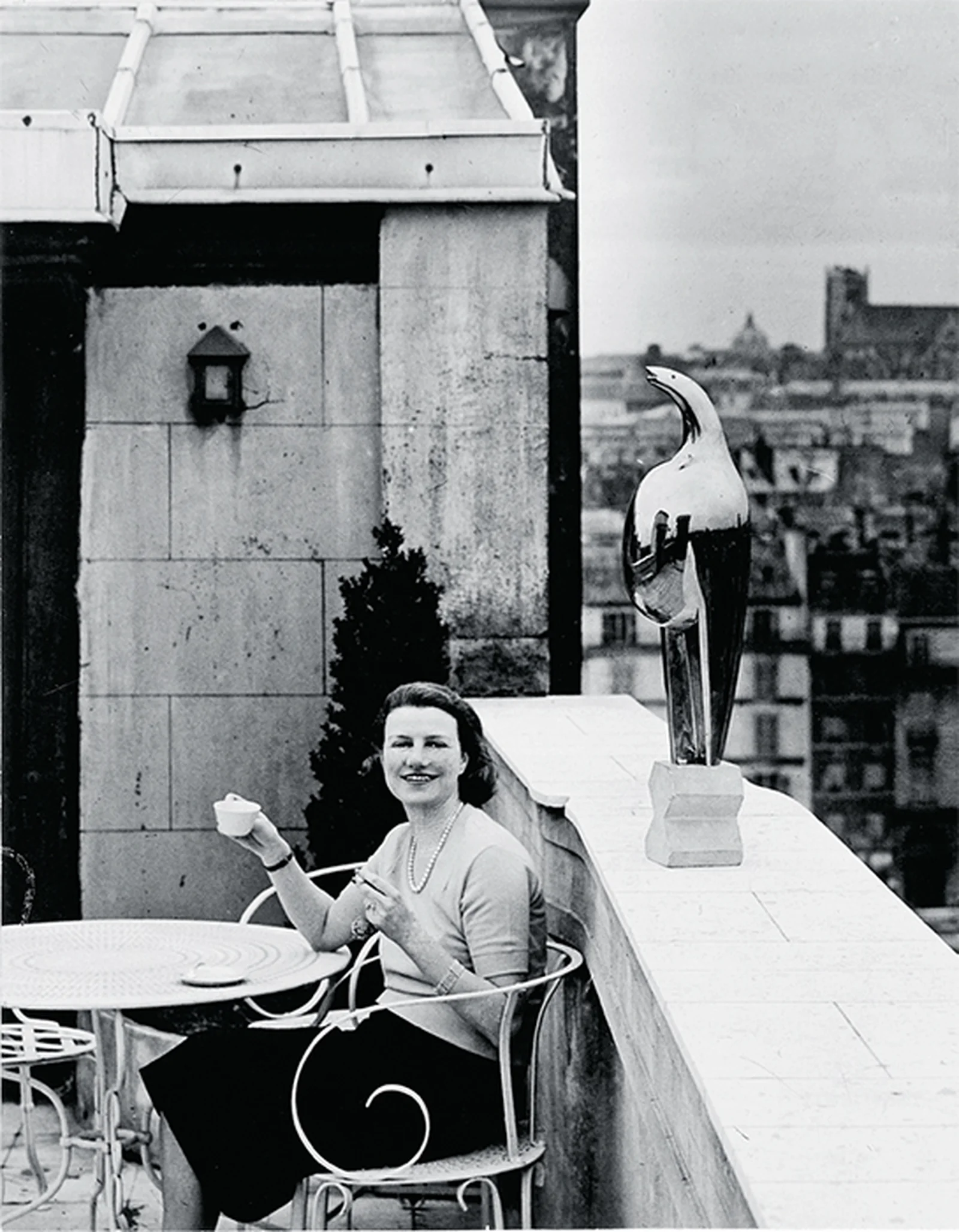Peggy Guggenheim cu Pasărea măiastră (Brâncuși)