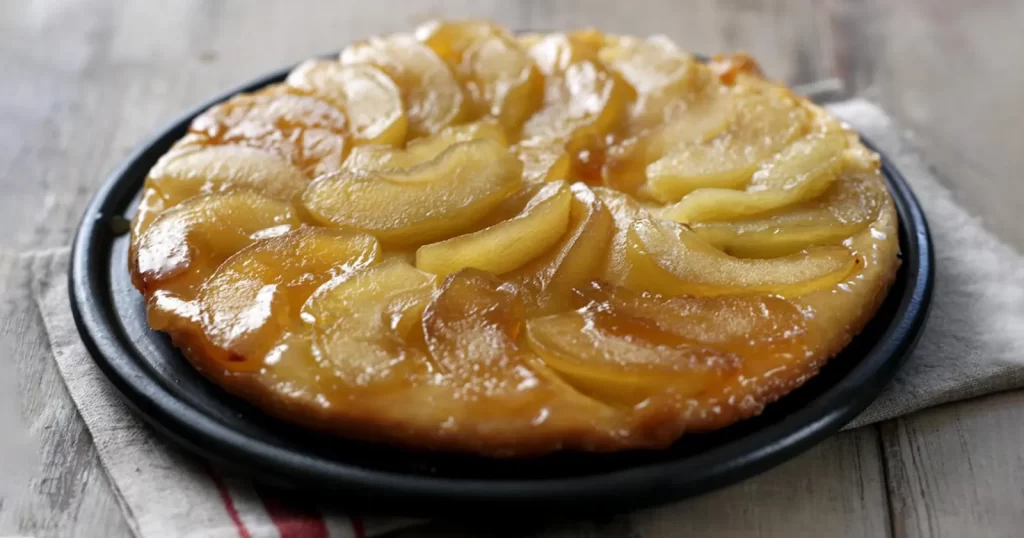 Tartă Tatin cu mere caramelizate și aluat foietaj, tartă tatin cu fructe