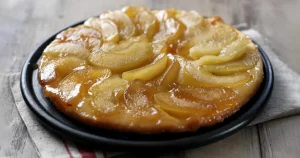 Tartă Tatin cu mere caramelizate și aluat foietaj, tartă tatin cu fructe