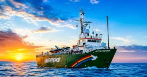 O altfel de experiență pe litoral: Legendara navă spărgătoare de gheață Arctic Sunrise revine în Constanța