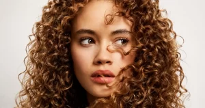 6 seruri anti‑frizz aprobate de hairstyliști pentru un păr neted, disciplinat și strălucitor