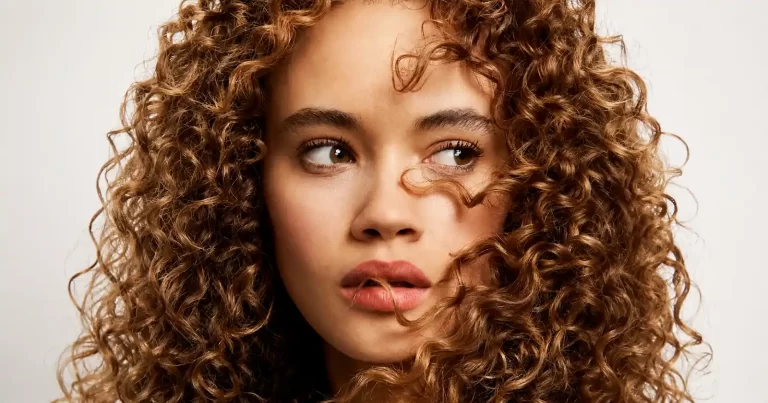 6 seruri anti‑frizz aprobate de hairstyliști pentru un păr neted, disciplinat și strălucitor