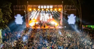 Line-up-ul complet al CODRU6 este aici: Ultimul weekend din vară aduce Gipsy Kings, S.A.R.S., Subcarpați și o imensă galerie de artă în Pădurea Verde din Timișoara! 