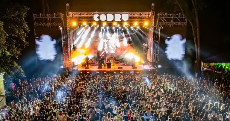 Line-up-ul complet al CODRU6 este aici: Ultimul weekend din vară aduce Gipsy Kings, S.A.R.S., Subcarpați și o imensă galerie de artă în Pădurea Verde din Timișoara!