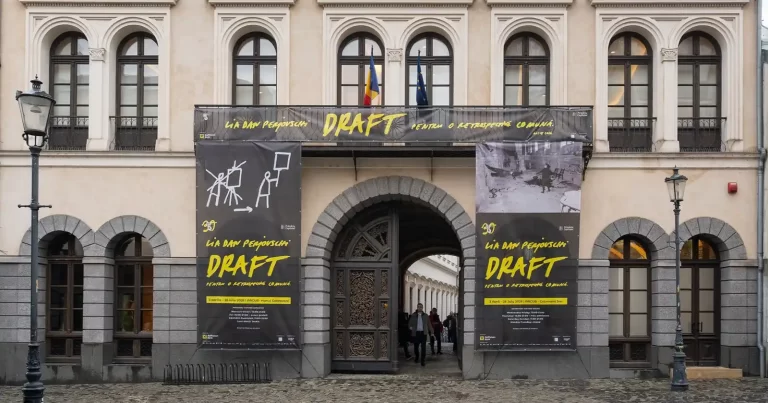 Ultima lună pentru a vizita cea mai amplă expoziție retrospectivă dedicată artiștilor Lia și Dan Perjovschi, la ARCUB – Hanul Gabroveni