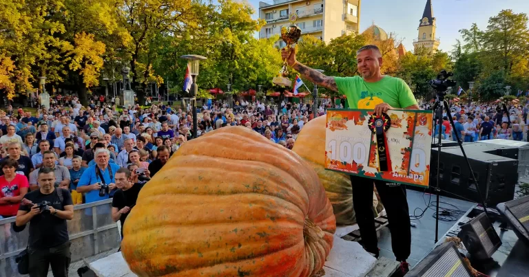 Dragana Mirković și Goca Tržan vin la Zilele Dovleacului de la Kikinda