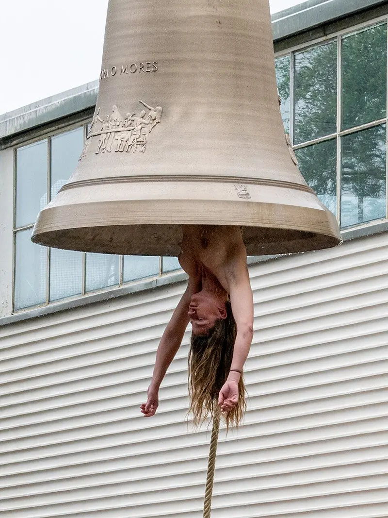 Florentina Holzinger, fragment din performance Seaworld Venice, 2026; credit foto: Bernhard Holub. Florentina Holzinger în performance-ul Seaworld Venice la Bienala de la Veneția 2026