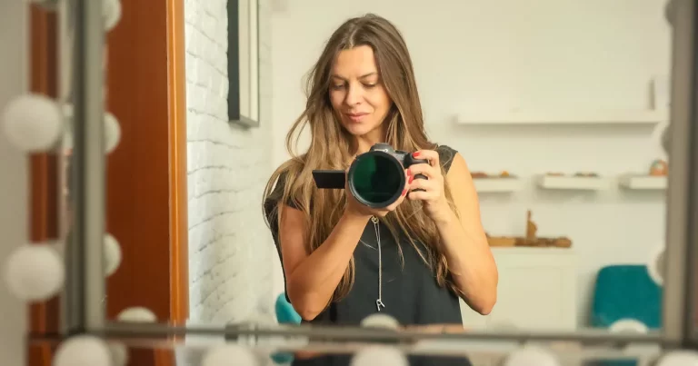 Portret Alina Ionescu creatoare, fotografiaza colecția Măști Atelier Mascari