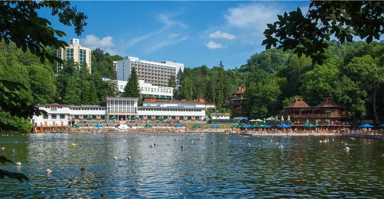 Apă, soare și plajă pe malul lacului Ursu - Sovata