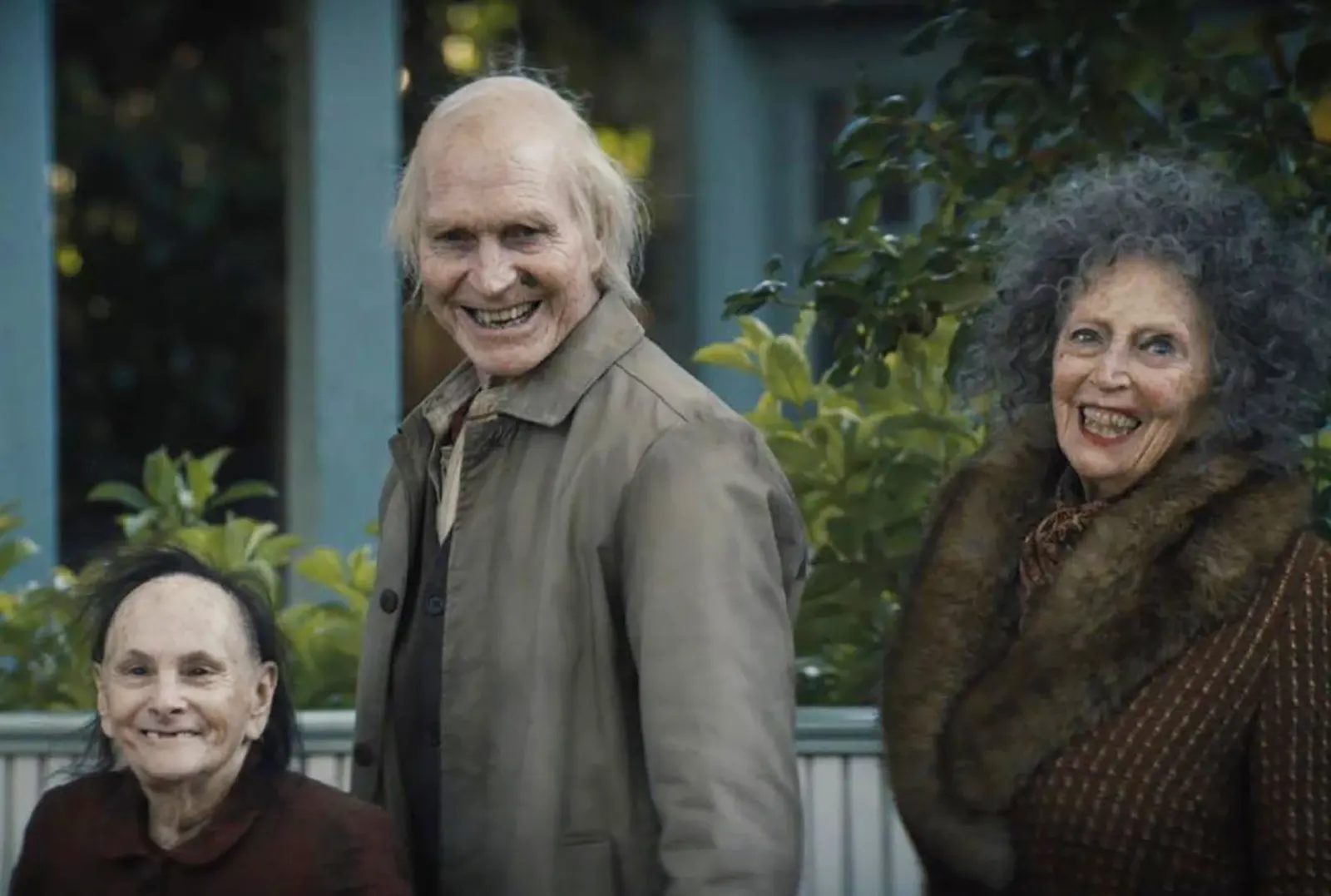 Scenă întunecată cu lanterne din Insidious: Ei sunt printre noi