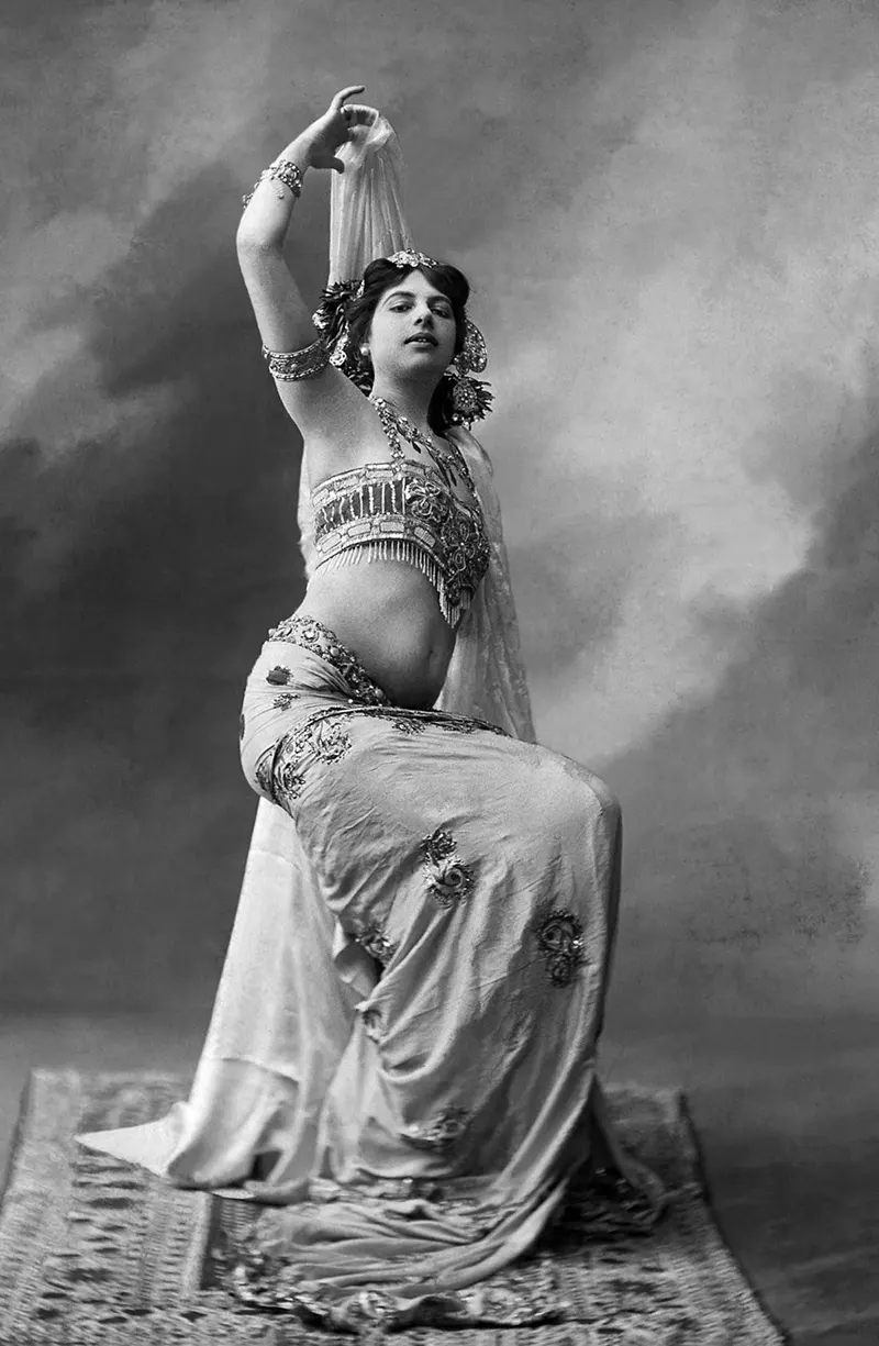 Mata Hari în costum scenic în 1906 - Mata Hari femme fatale