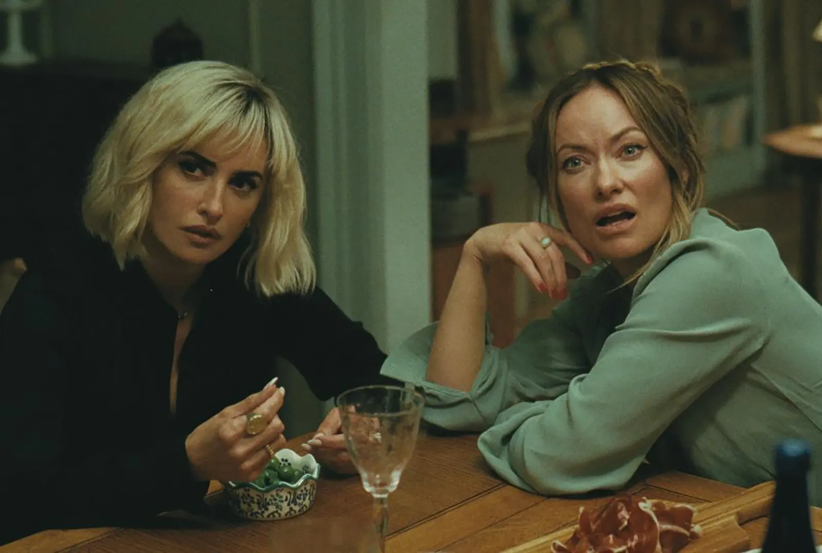 Penélope Cruz,Olivia Wilde scenda din in The Invite film (2026)