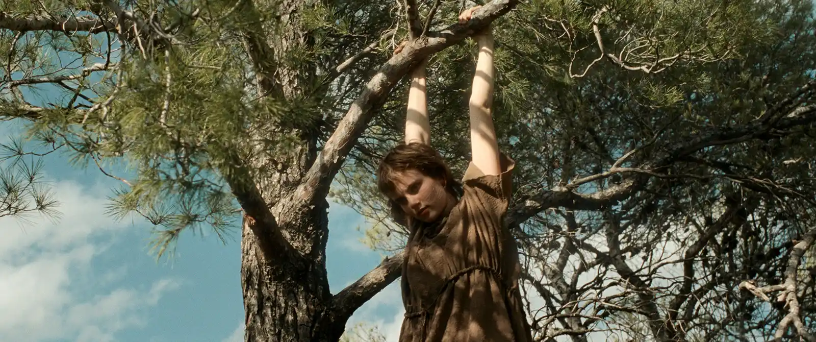 &bdquo;Fiul t&acirc;mplarului&rdquo;, thrillerul supranatural despre copilăria lui Isus, ajunge &icirc;n cinematografele din Rom&acirc;nia. Nicolas Cage și FKA Twigs &icirc;n distribuție