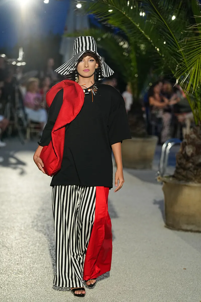 Ținută alb-negru și roșu prezentată la POOL FASHION SHOW 2026