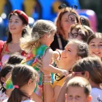 Mamă și copil bucurându-se împreună la un festival pentru familii - activități cu copiii în București în august