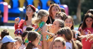 Mamă și copil bucurându-se împreună la un festival pentru familii - activități cu copiii în București în august