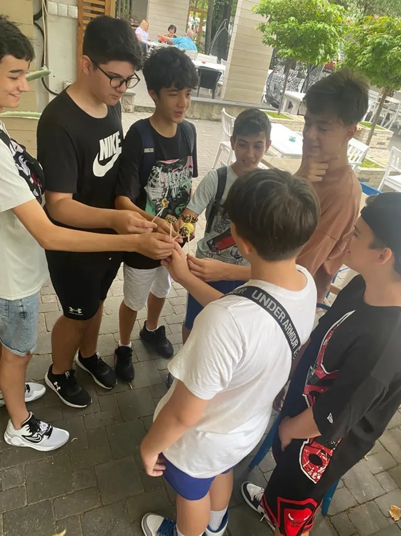 Adolescenți socializând în timpul vacanței de vară în București - tranziția adolescentului spre școală