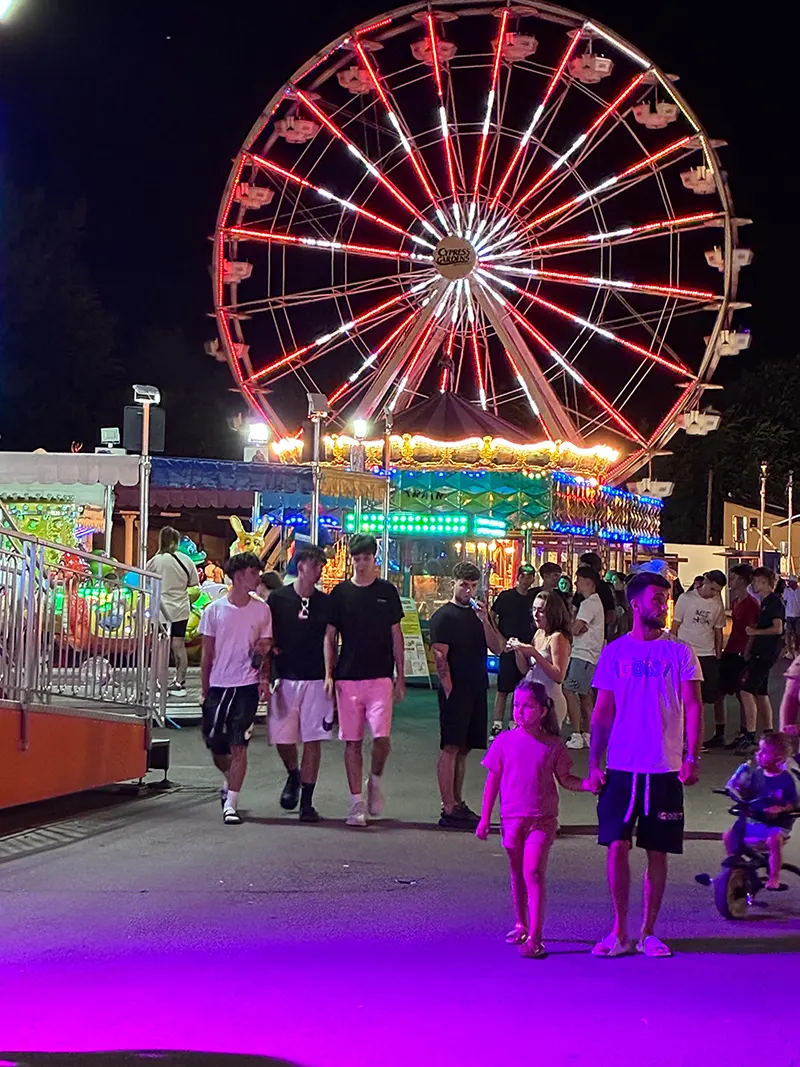 Adolescenți și familii în vacanță la Mamaia înainte de revenirea la școală