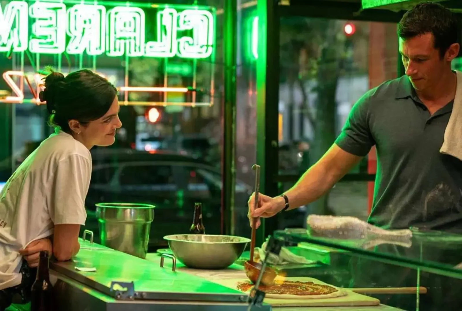 Monica Barbaro, Callum Turner in Aventură de o noapte