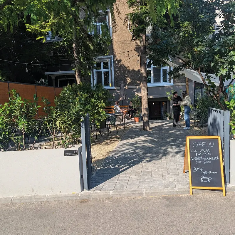 Base Coffee Shop din București, terasă pe Bulevardul Ion Mihalache | locuri noi în București