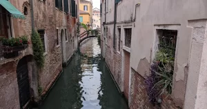 Canal venețian surprins în timpul Bienalei de la Veneția 2026