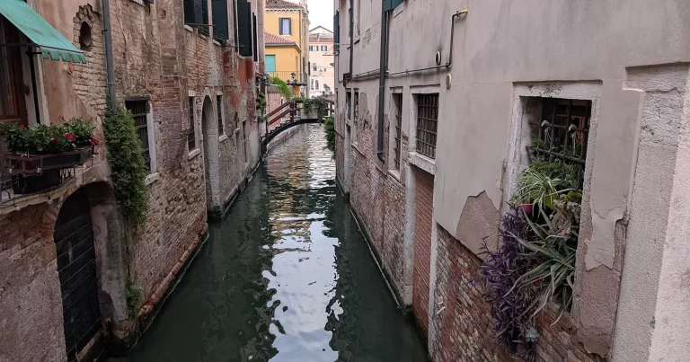 Canal venețian surprins în timpul Bienalei de la Veneția 2026