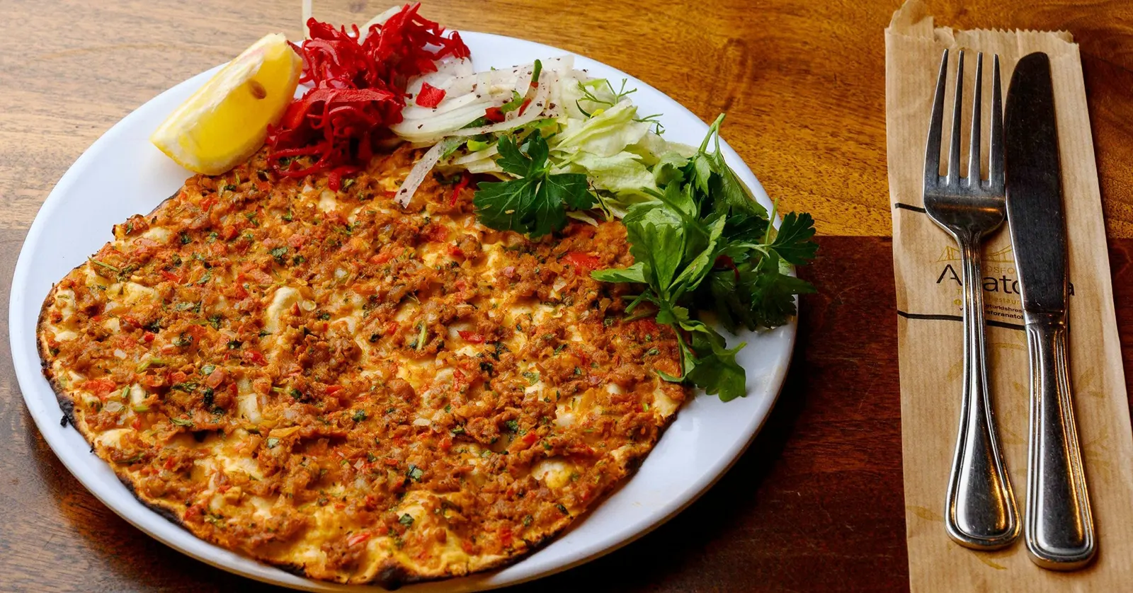 Lahmacun servit la Bosfor Anatolya din Constanț - restaurante turcești România