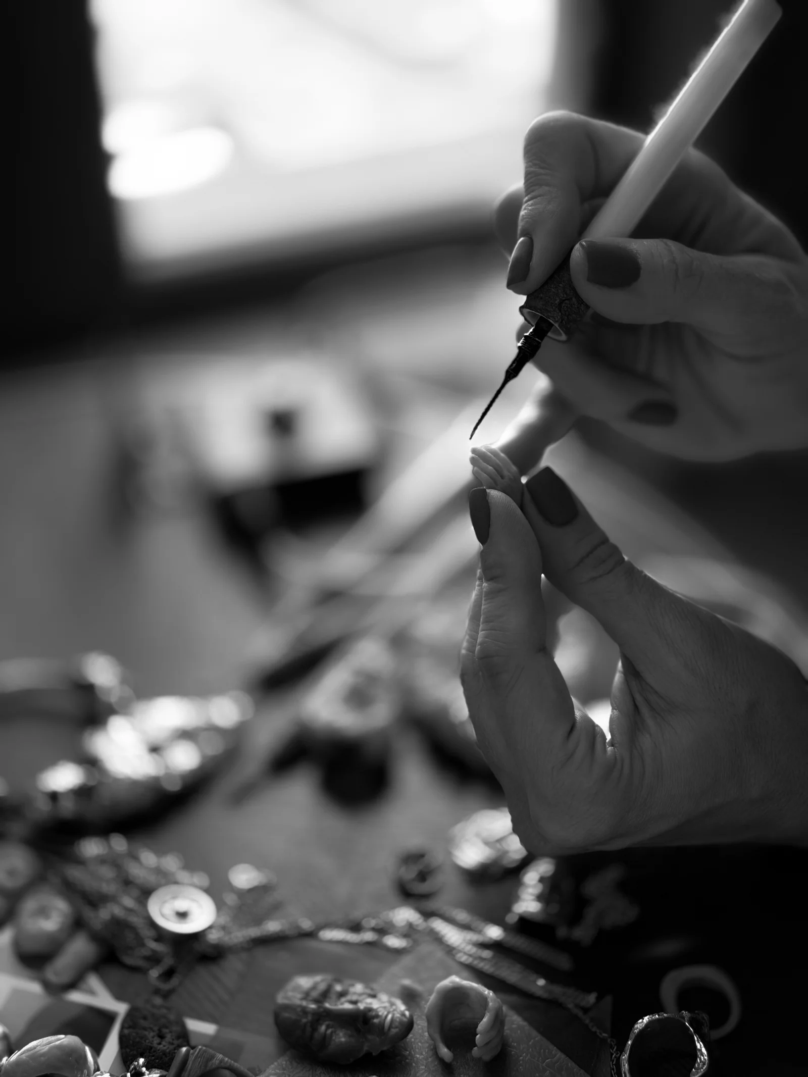 Alina Ionescu detaliu din timpul procesului creativ pentru colecția Măști Atelier Mascari