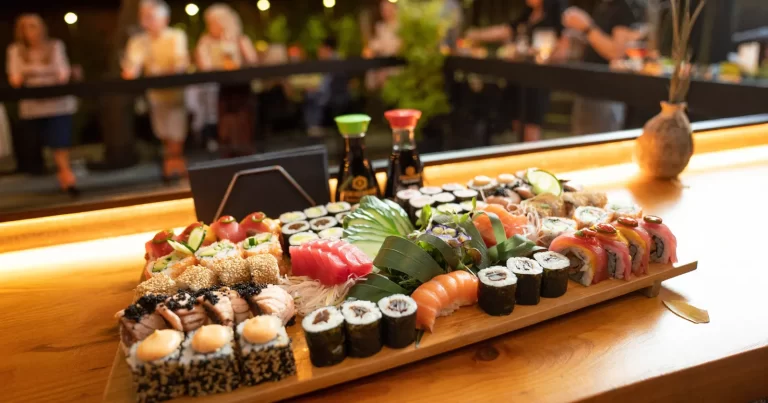 Platou cu sushi și sashimi la Edo Sushi București, pe terasa restaurantului
