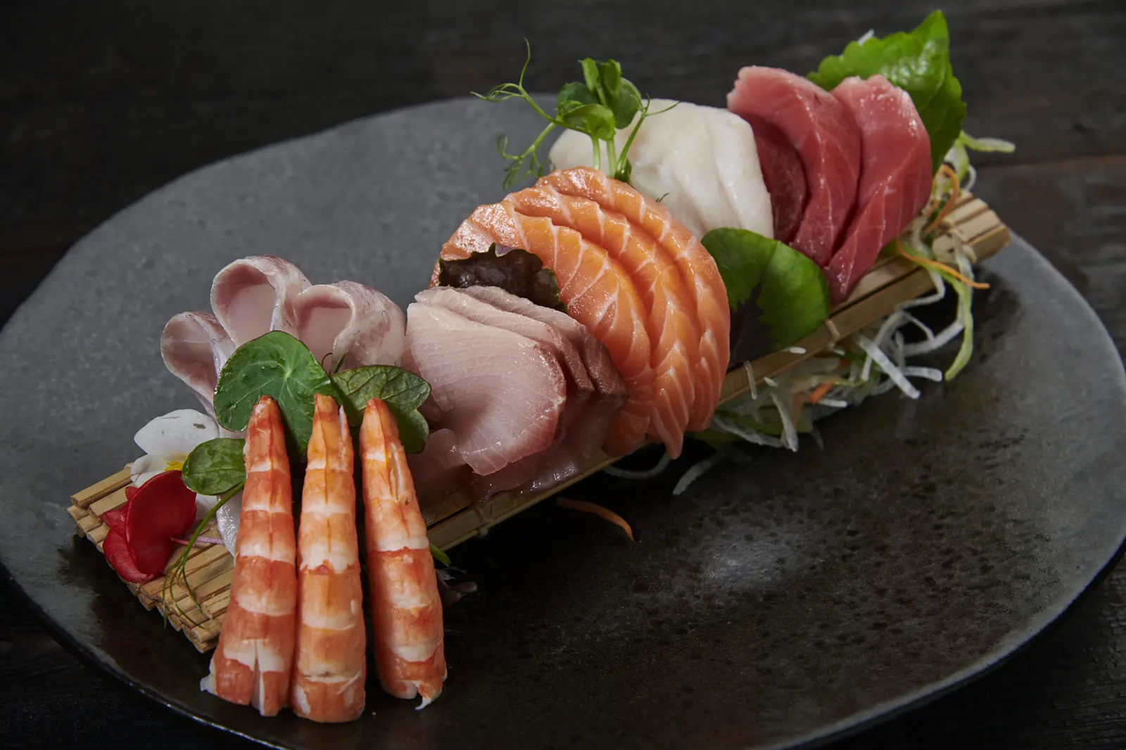 Selecție de sashimi servită la Edo Sushi București