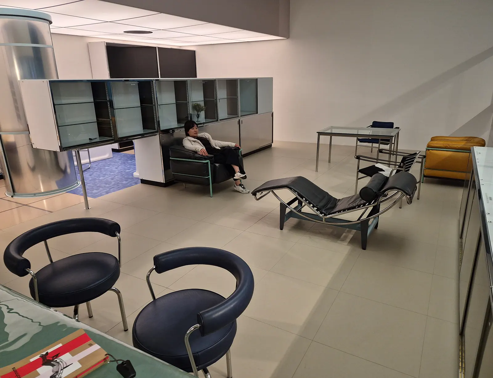 Mobilier expus în retrospectiva Charlotte Perriand de la Museum der Moderne Salzburg