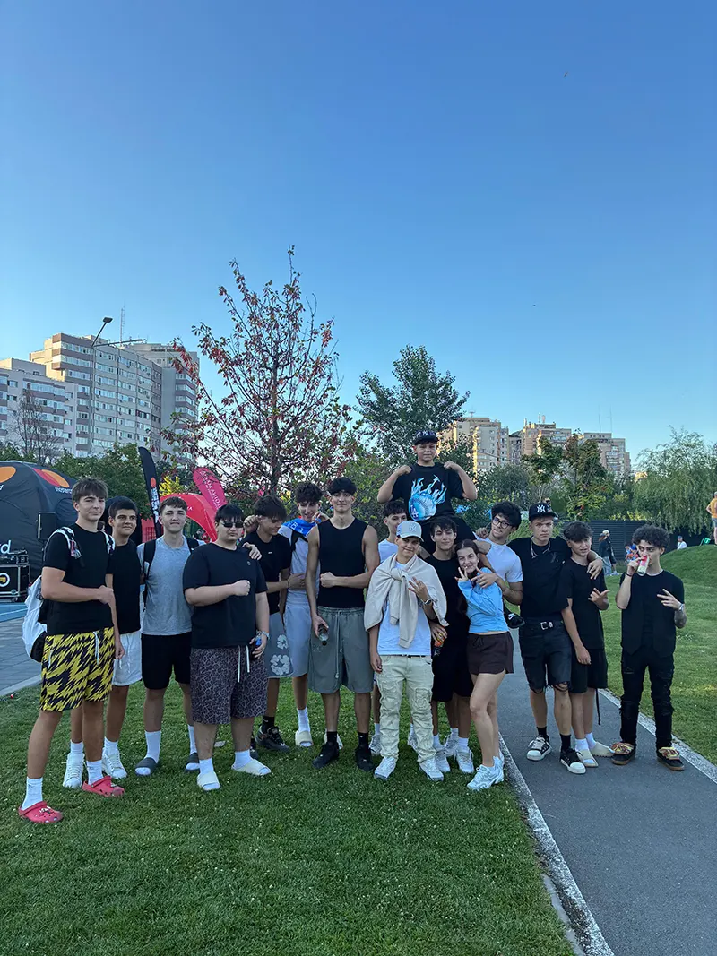 Grup de adolescenți într-un parc din București în vacanța de vară - tranziția adolescentului spre școală