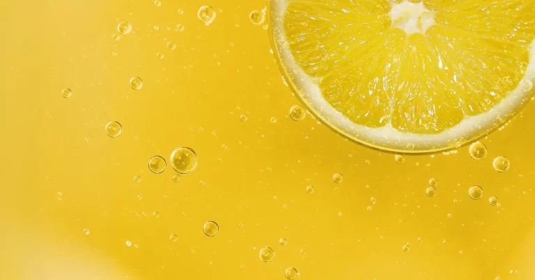 Felie de lămâie într-o băutură răcoritoare, limonadă la restaurant